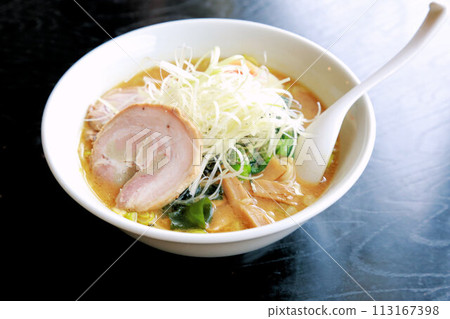 大量蔥和大片豬肉和各種配料的根味噌拉麵 大量蔥和大片豬肉和各種配料的根味噌拉麵 113167398