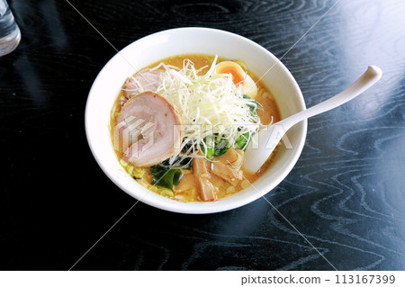 大量蔥和大片豬肉和各種配料的根味噌拉麵 大量蔥和大片豬肉和各種配料的根味噌拉麵 113167399