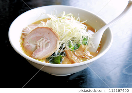 大量蔥和大片豬肉和各種配料的根味噌拉麵 大量蔥和大片豬肉和各種配料的根味噌拉麵 113167400
