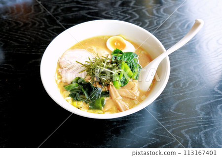 大量蔥和大片豬肉和各種配料的根味噌拉麵 大量蔥和大片豬肉和各種配料的根味噌拉麵 113167401