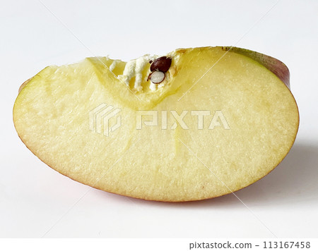 [White background] Japanese autumn taste: sweet and delicious cut Fuji apples, right side angle 113167458