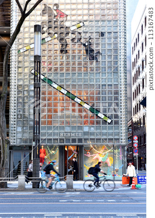 銀座晴海街品牌店玻璃牆上的時尚壁畫 113167483