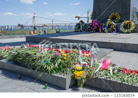 【烏克蘭】首都基輔無名烈士紀念碑前擺放著許多鮮花 113168034