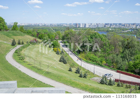 【烏克蘭】首都基輔郊外鬱鬱蔥蔥的公園，遠處可見城市景觀 113168035