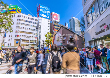 日本東京都會風景 入站...熙熙攘攘的池袋站東口。有很多外國遊客... = 31日 113168107