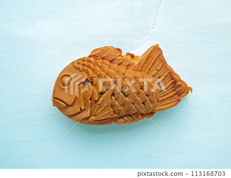 Photos of taiyaki, a standard Japanese sweet sold at food stalls during festivals and New Year's visits. 113168703
