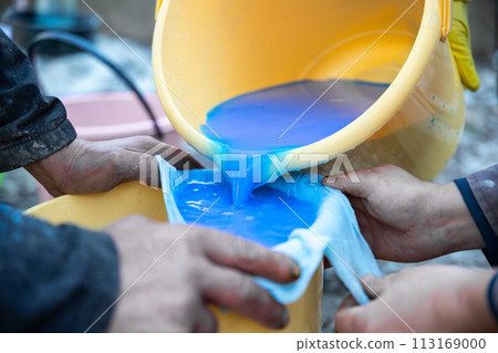 Preparation and straining of Bordeaux liquid for seasonal treatment of trees in the garden by spraying. 113169000