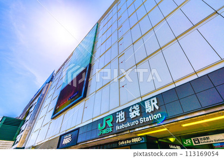 日本東京城市景觀入境...充滿春天的城市...池袋站東口（北）在藍天和陽光下閃耀...希望之光... 113169054