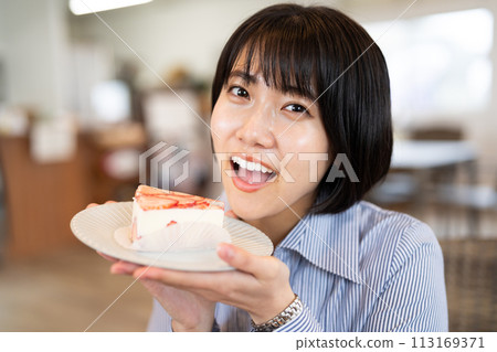 吃蛋糕的一個少婦 113169371