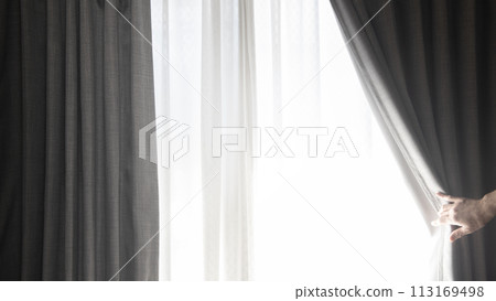 清晨的陽光透過窗簾的縫隙照射進來 清晨的陽光透過窗簾的縫隙照射進來 113169498