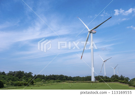 A wind power generator shining in the blue sky (Hokuei Town, Tottori Prefecture) 113169555