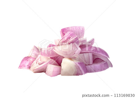 shallots onion chopped isolated shallots onion chopped isolated 113169830