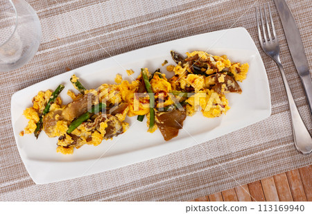 Tasty scrambled eggs with asparagus and mushrooms Tasty scrambled eggs with asparagus and mushrooms 113169940