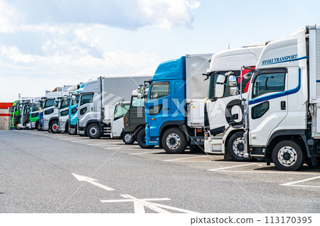 [Kanagawa Prefecture] Many trucks lined up in the Ebina service area 113170395