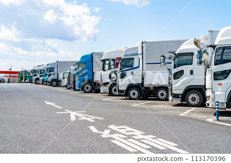 [Kanagawa Prefecture] Many trucks lined up in the Ebina service area 113170396