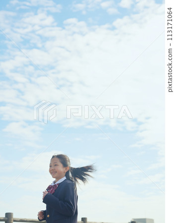 藍天下穿著制服奔跑的女孩 113171064