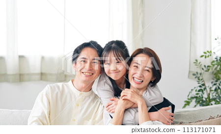 父母與孩子在客廳擁抱 113171071