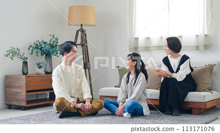 父母和孩子在地毯上聊天 113171076