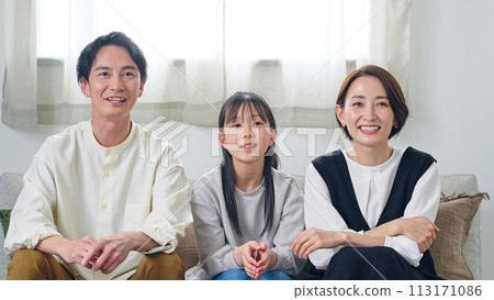 家長和孩子在客廳看電視 家長和孩子在客廳看電視 113171086