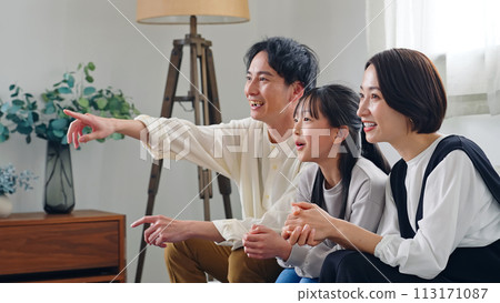 家長和孩子在客廳看電視 113171087