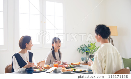 家長和孩子圍著桌子微笑 113171138