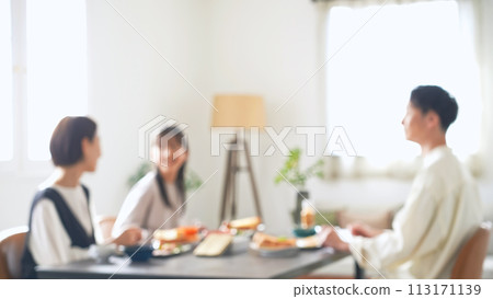 Blurred image of parent and child eating in the dining room 113171139
