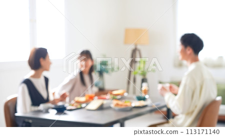 父母和孩子在餐廳吃飯的模糊圖像 113171140
