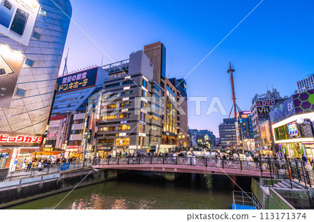 日本橫濱城市景觀：一座充滿春天的城市。星期五晚上。逃離電暈...橫濱站、橫濱 Vivre、南三橋等景觀 = 29 日 113171374