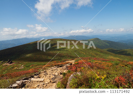 從栗駒山頂眺望紅葉的景色 113171492