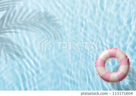 漂浮在透明水面上的浮環 113171604