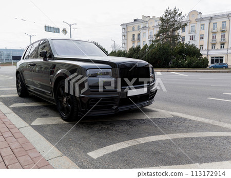 automobile Rolls-Royce in city 113172914