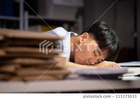 Businessman working overtime at his office He felt tired. 113173013