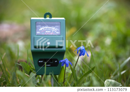 Soil moisture meter determine the conditions of the environment 113173079