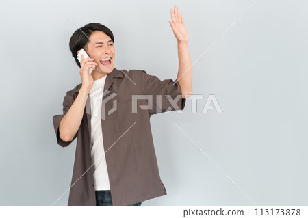 亞洲年輕男子用智慧型手機交談 亞洲年輕男子用智慧型手機交談 113173878