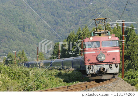 Sleeper express train Nihonkai going around the curve of Shin-Hikita 113174200