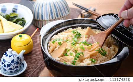 Taste of Spring: Bamboo shoot rice cooked fresh in a clay pot 113174228