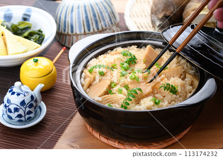 Taste of Spring: Bamboo shoot rice cooked fresh in a clay pot 113174232