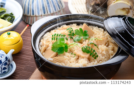 Taste of Spring: Bamboo shoot rice cooked fresh in a clay pot 113174243