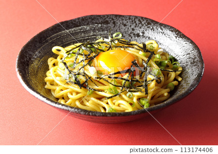 油蕎麥麵配上蛋黃、海藻絲和蔥 113174406