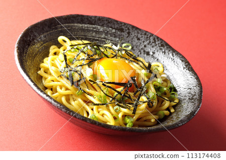 油蕎麥麵配上蛋黃、海藻絲和蔥 油蕎麥麵配上蛋黃、海藻絲和蔥 113174408