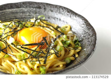 白色背景下的油蕎麥麵,上面有蛋黃、切碎的海藻和蔥 白色背景下的油蕎麥麵,上面有蛋黃、切碎的海藻和蔥 113174529
