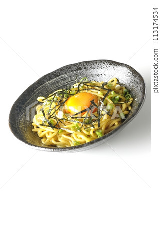 白色背景下的油蕎麥麵，上面有蛋黃、切碎的海藻和蔥 113174534