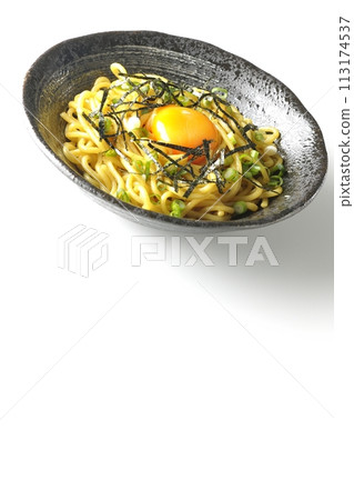 白色背景下的油蕎麥麵，上面有蛋黃、切碎的海藻和蔥 113174537