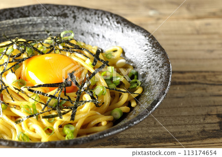 油蕎麥麵配上蛋黃、海藻絲和蔥 油蕎麥麵配上蛋黃、海藻絲和蔥 113174654