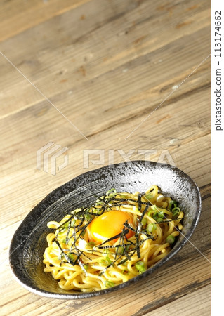 油蕎麥麵配上蛋黃、海藻絲和蔥 油蕎麥麵配上蛋黃、海藻絲和蔥 113174662