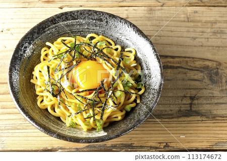 油蕎麥麵配上蛋黃、海藻絲和蔥 113174672