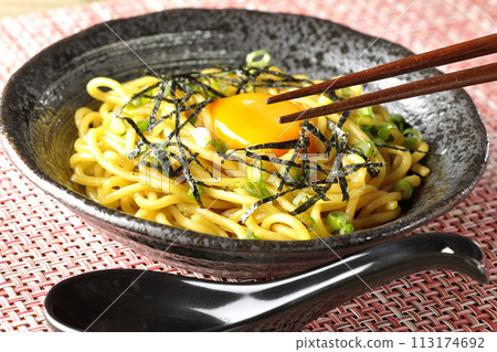 油蕎麥麵配上蛋黃、海藻絲和蔥 113174692