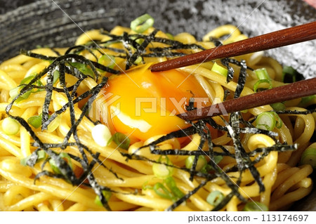 油蕎麥麵配上蛋黃、海藻絲和蔥 油蕎麥麵配上蛋黃、海藻絲和蔥 113174697