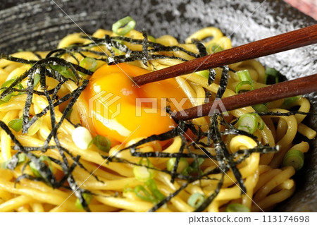 油蕎麥麵配上蛋黃、海藻絲和蔥 油蕎麥麵配上蛋黃、海藻絲和蔥 113174698