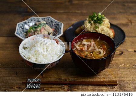 一湯兩菜:韃靼雞肉和白醬 一湯兩菜:韃靼雞肉和白醬 113176416